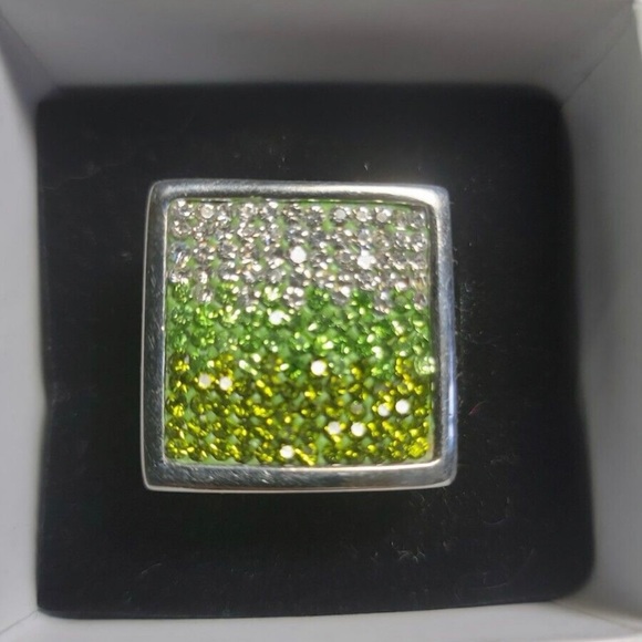 💚🎉VINTAGE GREEN & CRYSTAL STAINLESS STEEL PENDANT ON A STERLING SILVER CHAIN🌞 - Picture 1 of 5
